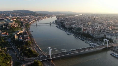 Hungary - Budapest: Flying backwards over the Gellert Hill and Liberty monument 스톡 동영상 118949318