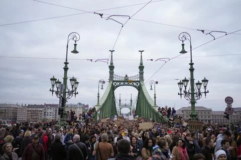 Hungary protesting people coming down a bridge Stock-Fotos