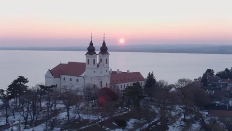 Hungary, winter - the Tihany Abbey overlooking the Lake Balaton in sunrise Vídeo Stock 101728002