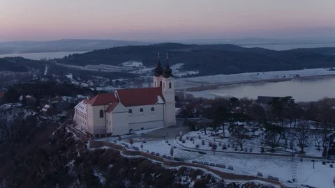 Hungary, winter - the Tihany Abbey overlooking the Lake Balaton in sunrise Vídeo Stock 101728005
