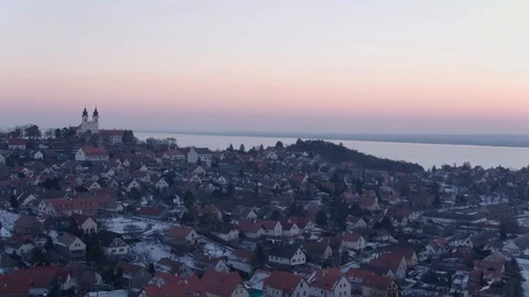 Hungary, winter - the Tihany Abbey overlooking the Lake Balaton in sunrise Vídeo Stock 101728014