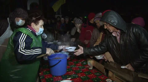 Hungry distribute food. Vídeo Stock 34565871