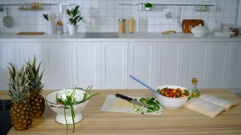 A hungry guy sneaked into the kitchen and began to eat salad Видео 127287038