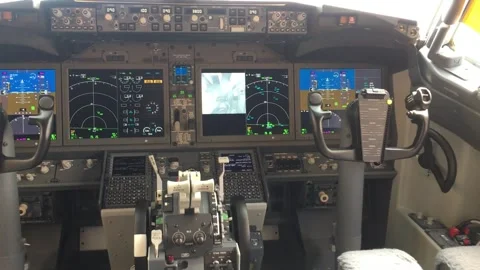 Hunnu Air Embraer E195-E2 cockpit Vídeos de archivo 347217454