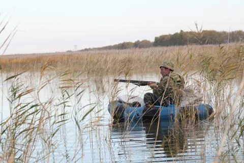 Hunter in a boat Stockfoto's