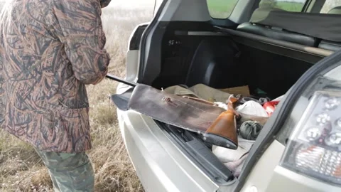 Hunter in camouflage is assembling double barrel shotgun. senior man with white  Vídeos de archivo 164781216