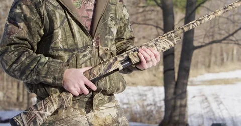 Hunter ejects shotgun shells from gun 4k 库存影片 73724964