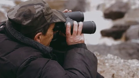 Hunter looks in binoculars Video stock 91560971