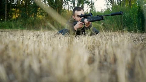Hunter is lying in a field and prepare to shoot Vidéo 80492207