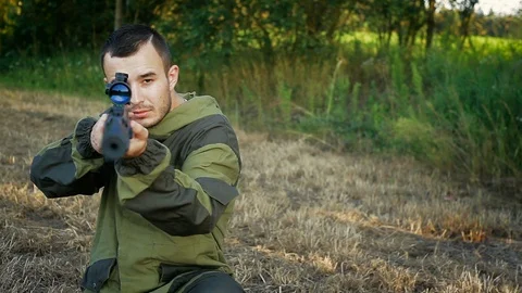 Hunter prepares to fire. Vídeo Stock 88727581