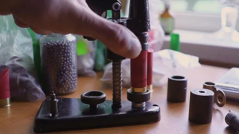 The hunter prepares for the hunt - he creates cartridges himself. The hunter to Видео 119536155