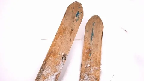 The hunter pulls the skis on winter road 库存影片 125863631