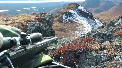 Hunter ready to shoot on mountain 库存影片 83305248