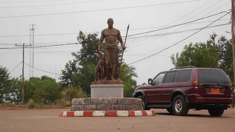Hunter statue in a small town Video stock 80599120