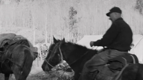 Hunters Returning on Horseback Vídeo Stock 61549362