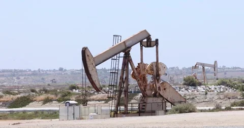 Huntington Beach, USA (CA) – 2026/06/10: Working oil pump jack at Bolsa Chica Stock Footage 337581323