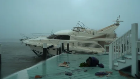 Hurricane eye clears out -winds pickup 스톡 동영상 118661703