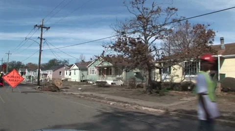 Hurricane Katrina workers picking up wreckage 스톡 동영상 8653298