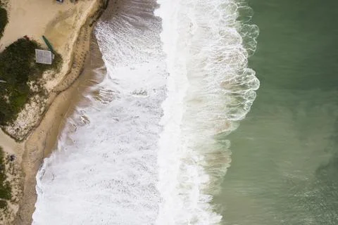 Hurricane Waves eroding a beach in New England Foto stock