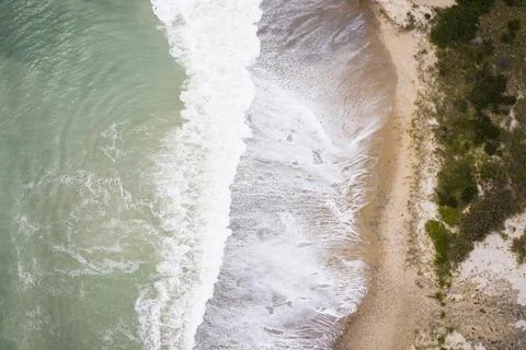 Hurricane Waves eroding a beach in New England Foto stock
