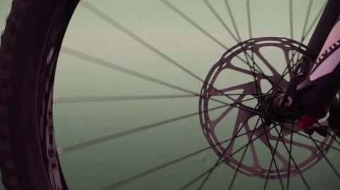 Hurtling down the freeway with your mountain bike. HD 1080 Vidéo 66379300