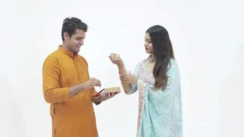 Husband got a gold bangle for his wife as a Diwali present. Stock-Footage 252585079
