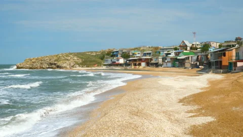Huts on the sandy coast. Stockbeeldmateriaal 99142759