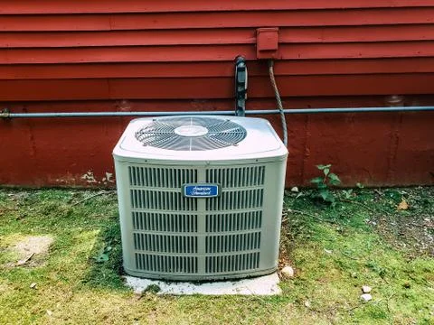 HVAC Air conditioning unit being charged with R22 refrigerant. Stock-Fotos