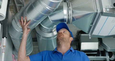 Hvac services - worker install ducted system for ventilation and air conditio Vidéo 155324360