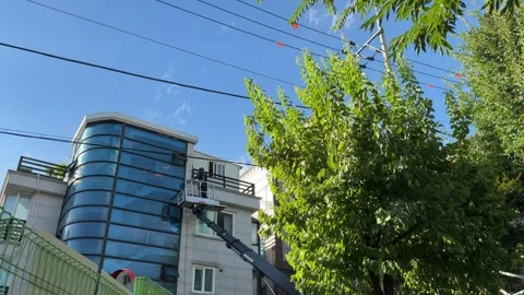 HVAC Technician Installing Air Conditioner Using Boom Lift on Building Vidéo 347301751