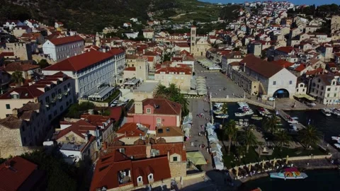 Hvar town square and harbor aerial view in croatia Vidéo 340381252