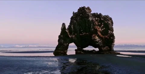 Hvitserkur basalt rock stack formation on the beach in iceland at sunset Vídeos de archivo 334084630