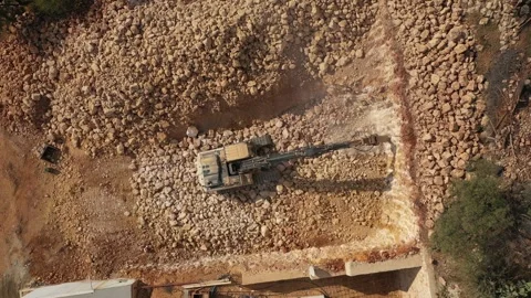 Hydraulic arm rock breaking working on construction site Vídeo Stock 246700984