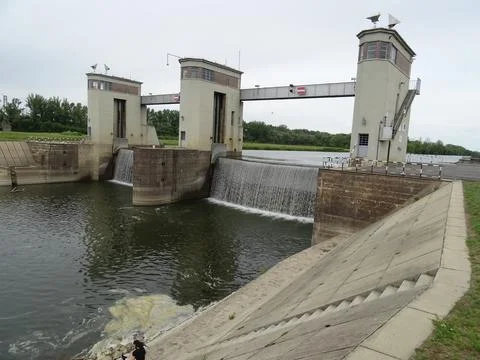 Hydraulic Dam Structure with Control Towers and Spillway 스톡 사진