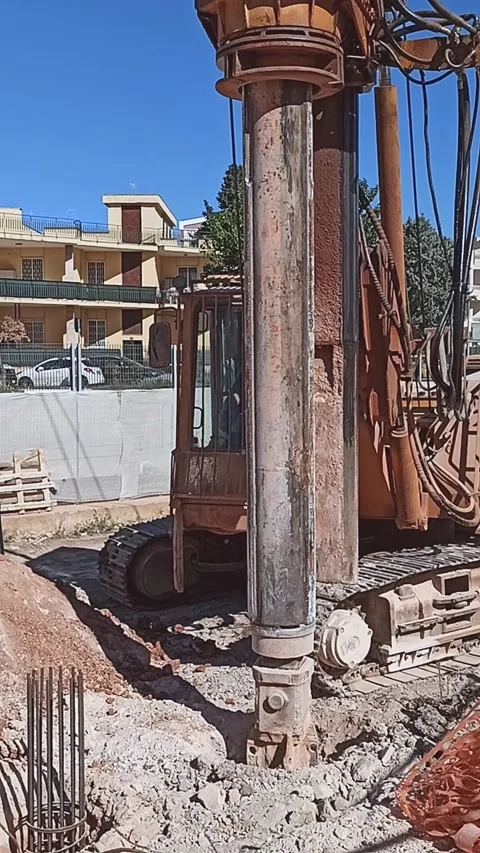 Hydraulic drilling rig for Installing a bored piles with a casing string on a Video stock 286270053