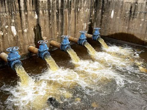 Hydraulic engineering system discharging liquid effluent, hydrodynamic fluid Fotos de archivo