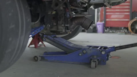 Hydraulic floor jack lifting race car chassis Видео 340774355