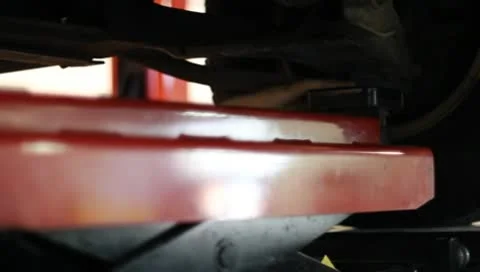 Hydraulic jack lifting car 動画素材 10586364