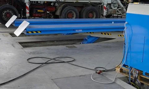 Hydraulic platform for trucks. Stock-Fotos