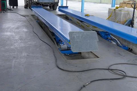 Hydraulic platform for trucks. Stock-Fotos
