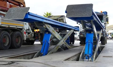 Hydraulic platform for trucks. 스톡 사진