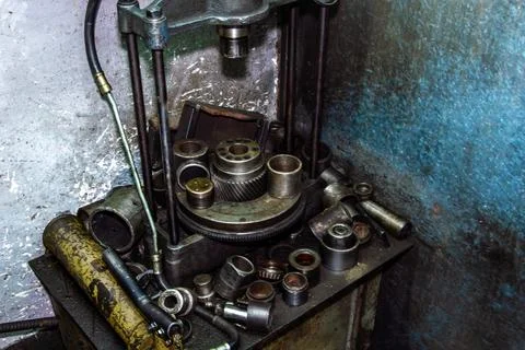 Hydraulic press, assortment of bearing puller adapters for mechanical repair Stock-Fotos