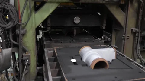 Hydraulic press compressing sand mold around ceramic pipe core on automated 库存影片 336632252