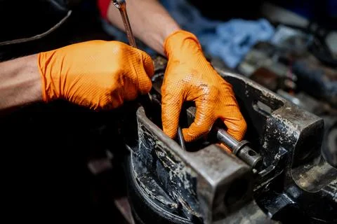 Hydraulic system adjustment in progress with technician working Foto stock