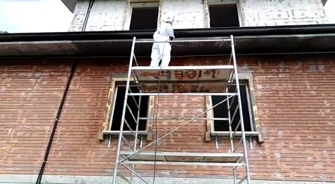 Hydro-cleaning of the facade of an old building Video stock 330161343