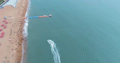 Hydro cycle rides on the sea 库存影片 103723485