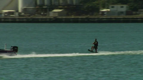 Hydrofoil skier jumping then falling Vidéo 114918