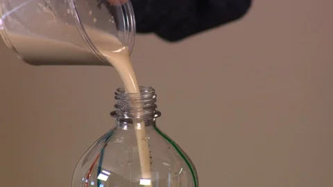 Hydrogen peroxide liquid poured into warm water turn into foam Video stock 99053597