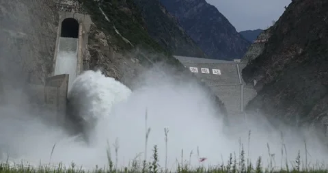 Hydropower station flood discharge in high altitude mountains 库存影片 328985357