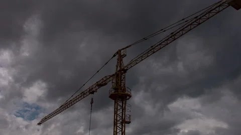 Hypelapse of dark clouds clearing above a construction crane Video stock 132673149